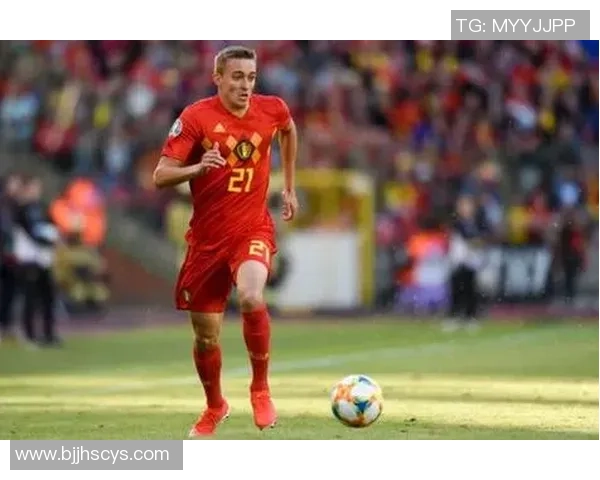 知名12号足球明星的传奇生涯与场上风采全解析 知名12号足球明星的传奇生涯与场上风采全解析