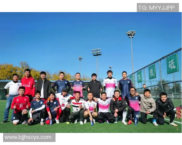 足球明星与球迷亲密互动分享快乐时刻展现温暖人心的一面 足球明星与球迷亲密互动分享快乐时刻展现温暖人心的一面