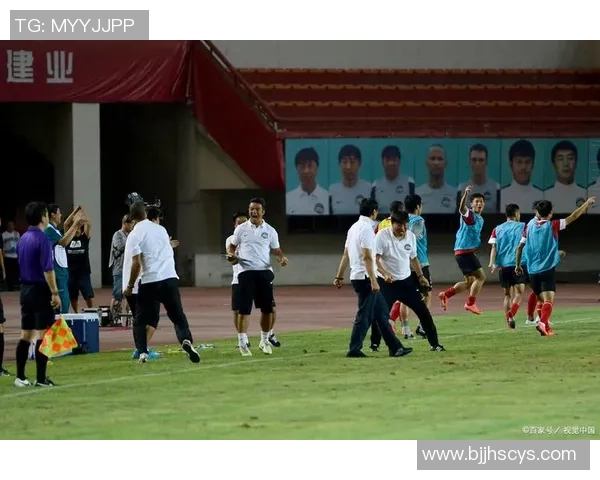 足球明星俱乐部精彩瞬间回顾视频展现球场魅力与团队精神