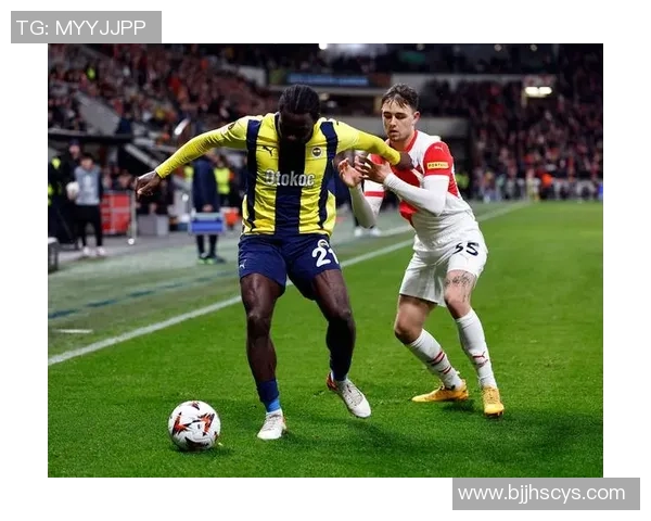 足球明星意外遭遇尴尬瞬间被扒裤子现场视频引发热议