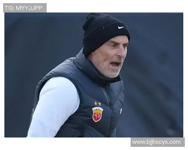 足球明星背手出场引发热议球迷纷纷猜测背后故事与心情 足球明星背手出场引发热议球迷纷纷猜测背后故事与心情